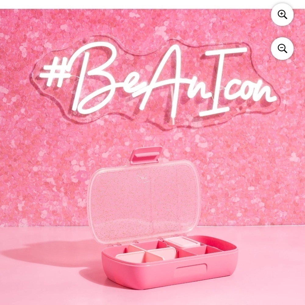 Paris Hilton Dark Pink Version Bento Snack Box Lunchbox & Gift With Purchase - Picture 13 of 13